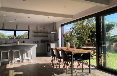Little Bollington House | Entire 3 bedroom newly converted coach house and garden, awesome views, pub.