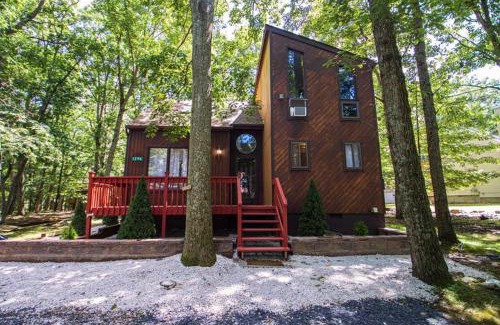 East Stroudsburg Ski Chalet | Entire 3 Bedroom Adventure Chalet, Near the best of the Poconos