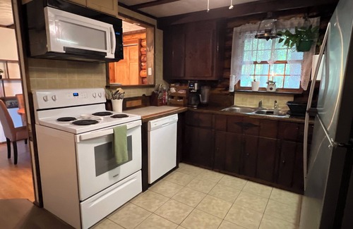 Marion Station Cabin | Entire 4-bedroom 2-bath Cabin with AC, Recreational rooms, WiFi in Crisfield, MD