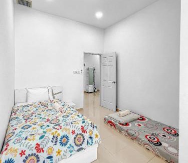 Batu Pahat House | Entire 4 Bedroom Landed House, Yong Peng, Johor, Malaysia - Suitable for leisure, wedding & Big group travellers, Free Netflix, In- House Parking, 1min to Dragon Temple, 5 mins to MCD& KFC, 30 mins to Organic Farms