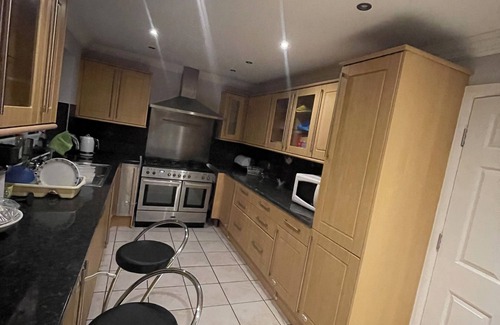 Squirrel's Heath House | Entire 6 Bedroom House in London, Free Parking