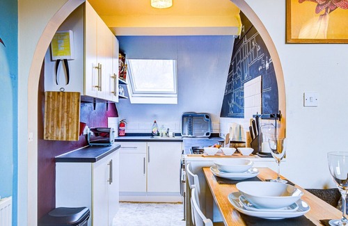 Westcliff-on-Sea Apartment | Entire Artistic Open-Apartment by trains/airport