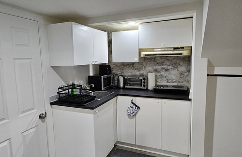 Richmond Hill Apartment | Entire bachelor basement