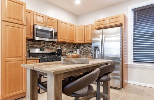 Communipaw House | Entire Brownstone Duplex 3 BR/2 Bath 15 minutes to NYC