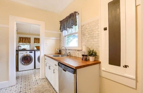 Historic Uptown House | Entire Bungalow, Romantic, Comfy & Cozy! On-Site Parking, 2 Baths
