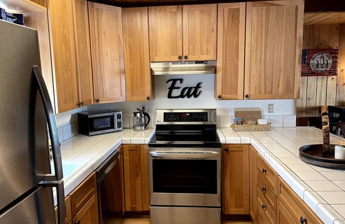 Arrowbear Lake Cabin | Entire Cabin! Cozy 2 bedroom that sleeps 6. Just minutes from Snow Valley!