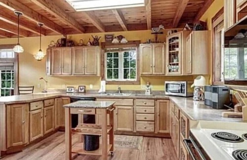 Salamanca Cottage | Entire Chalet! Hot Tub! Vaulted Timber Ceiling! ACn