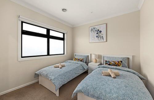 Keysborough Villa | Entire Cozy 4-Bedroom Home with 2 Ensuites In Keysborough