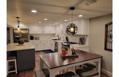 Canby Apartment | Entire Guest Unit - Cool Canby Crib-Full Basement