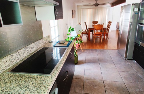 Circle Area House | Entire Home 3B 2Ba