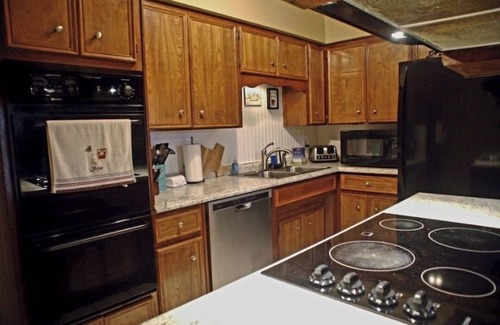 Grapeland House | Entire Home in Grapeland, TX w/Pond access & Pedal Boat!