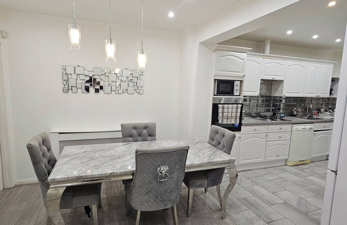 Alibon House | Entire home in Greater London of Dagenham