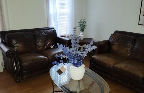 Thompsonville Apartment | Entire house - 4 Bedroom-Enfield
