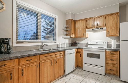 Northwest Calgary House | Entire house, 6 BR/3BA, All Queen Beds, Central location
