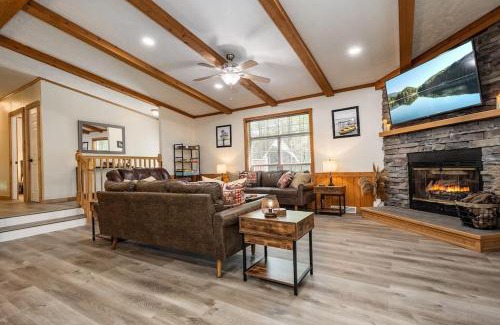 McHenry House | *Entire House Sleeps 9 Hot tub Pets Welcome*
