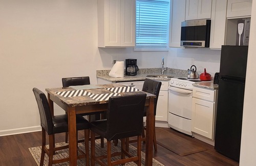 Linden Apartment | Entire Lovely Apt* 5 Miles to EWR* Free Parking
