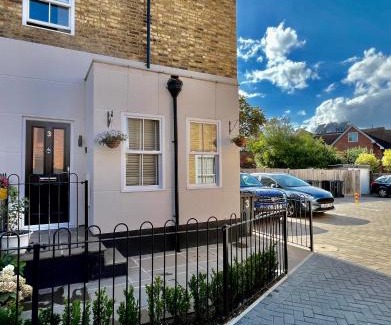 West Byfleet House | Entire Mews House, Free Parking, just 25 Mins to central London, 2 min walk to station