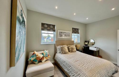 West Byfleet House | Entire Mews House, Free Parking, just 25 Mins to central London, 2 min walk to station