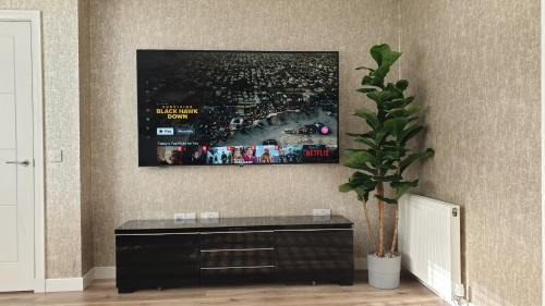 East End Apartment | Entire Spacious 3-Bed Family Home, City Centre, Free Parking, Garden