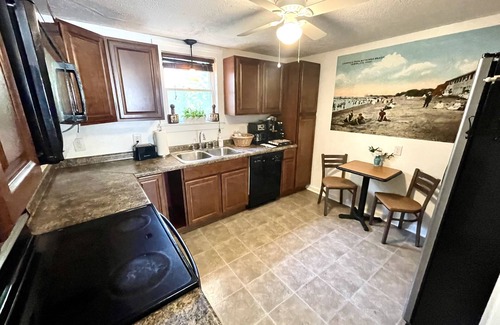 Vermilion House | ENTIRE UNIT: Charming Century Home in Harbour town