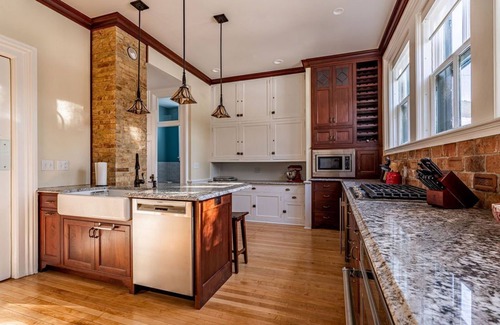 Oshkosh House | Entire Victorian Mansion - Near Main St & Farmer’s Mkt - Sleeps12
