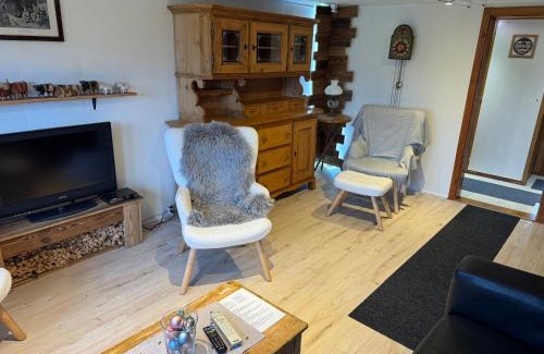 Frutigen Apartment | Enzian 4 Zi Ferienwohnung in Landhaus