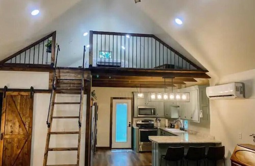 Irving Apartment | Enzo's Bungalow