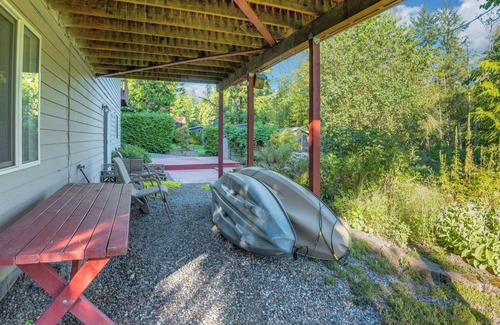 Sedro-Woolley House | Epic Lake House w kayaks and lake access by RedAwning