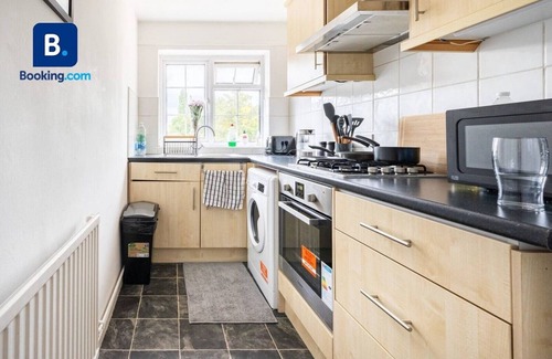 Epsom Apartment | Epsom Racecourse Retreat with Private Parking