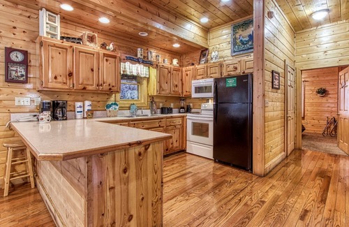 Pigeon Forge Cabin | Er305- Bear Right Inn- Great Location- Close To Town 9 Bedroom Cabin by RedAwning