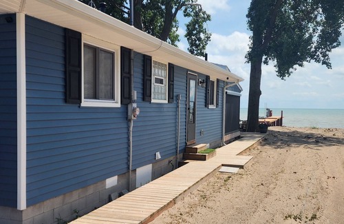 Amherstburg House | Erie Moon on the beach. A comfy cozy waterfront home in Amherstburg Ont.