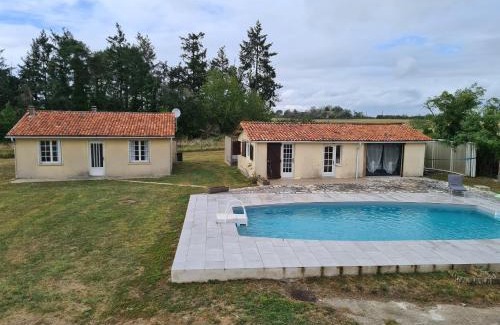 Belabre House | Escapade Nature : Maison et Lofts Privés avec Piscine, Étang de Pêche et Grandes Terrasses - FR-1-591-365