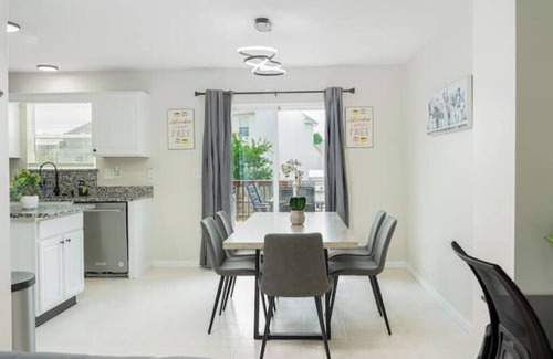 Galloway House | Escape 3BR w/Hot Tub and BBQ