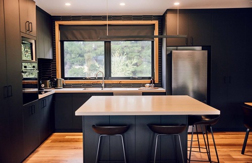 Trentham House | Escape and relax in beautiful Trentham in contemporary bliss!