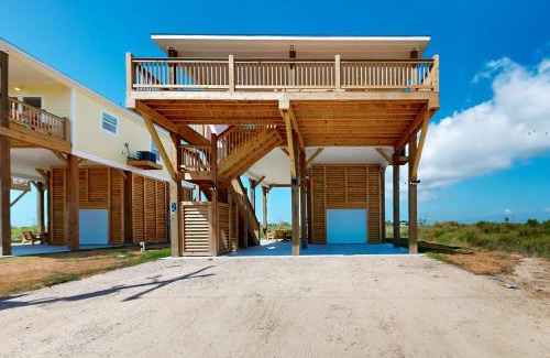 Gilchrist House | Escape Bay Views Family Retreat Dog Friendly