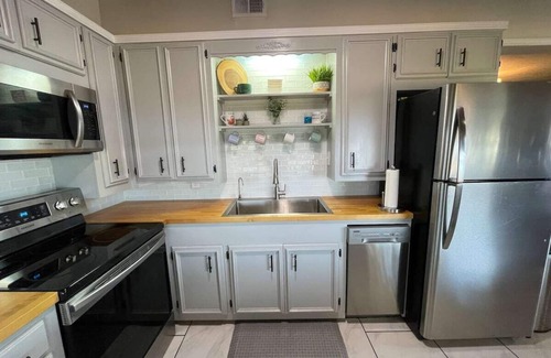 Greenwood House | Escape on Lake Greenwood: Kayaks, Beach, Pier, Firepit, Putting Green, & More!
