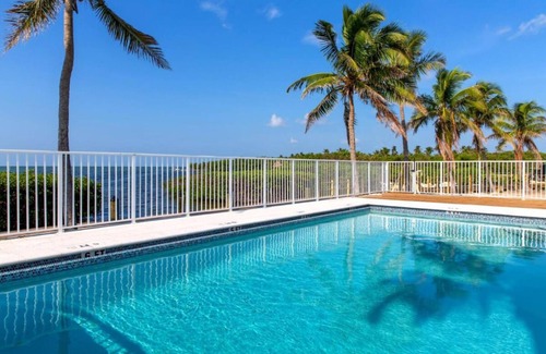 Islamorada Apartment | Escape The Hustle and Bustle! 2 Classy Units, Free Parking, Onsite Pool