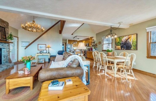 Old Fort Cabin | Escape to a Charming 3-bedroom cabin wonderland, with amazing long range views.