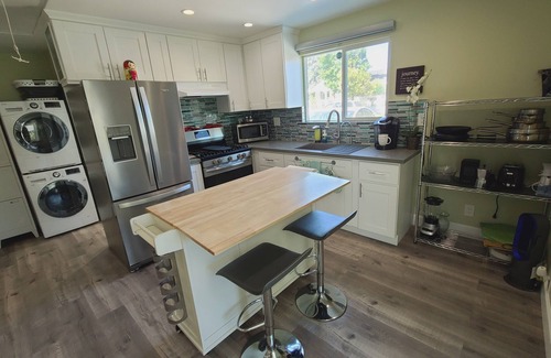 North Hollywood House | Escape to a Stylish-Villa in North Hollywood with private garden & jacuzzi