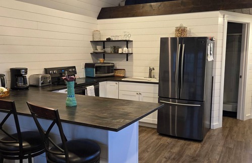 Boonville House | Escape to Nature - dog heaven near Katy Trail and I70. 80 acres, fire pit, wifi