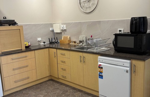 Altona Apartment | Escape to the Barossa Valley in comfort with swimming pool & beautiful views