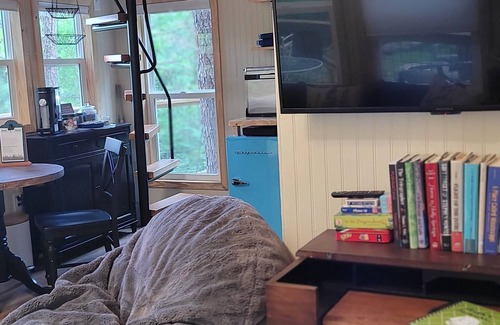 Mount Olive Cabin | Escape to the Canopy: Enchanting Treehouse Retreat in the Heart of Nature