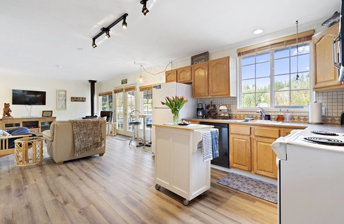 Warm Beach House | Escape to the Lake- 2 Bd/1Ba Family/Pet Friendly