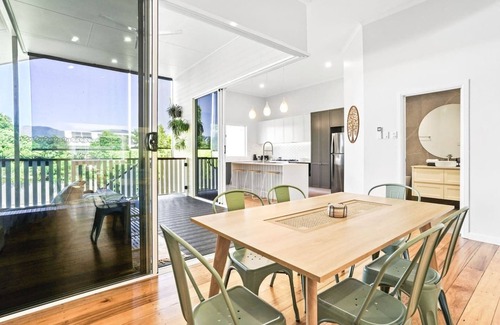 Bungalow Apartment | Escape to The Loft- Elegant Urban Retreat with Coastal Charm – Spacious & Stylish Loft