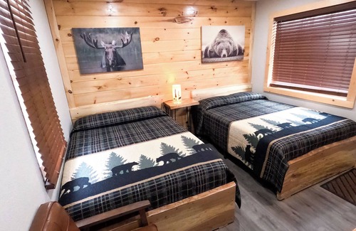 North Greece Hotel | Escape to the tranquility of our cozy cabin inn, where rustic charm meets modern comfort. Experience a home away from home ambiance.