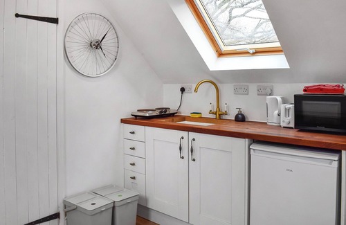 Scaynes Hill Cottage | Escape to this enchanting studio apartment set above a barn.
