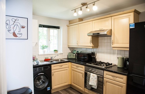 Stoke-on-Trent House | ESONGRACE Stays - Stylish quaint three bed home
