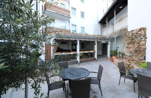 Frohnhausen Apartment | Essen Garden Hideaway