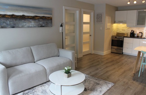 Collingwood Condo | Essence Suites Modern Condo *Collingwood *King Bed *Lake *Beach *Mountains *Spa