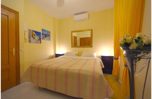Estepona House | Estepona Seafront Apartment. Panoramic seaviews, Pool, Beach, Parking, Terrace